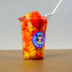 Fresh fruit cup, ask for it with chili powder and chamoy or with cream and ice cream.
Vaso de fruta fresca, pídelo con chile en polvo y chamoy o con crema y nieve.