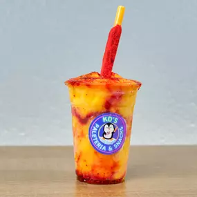 Natural mangoneada, made with fresh mango, chamoy, and chili powder.
Mangoneada natural, hecha con mango natural, chamoy y chile en polvo.