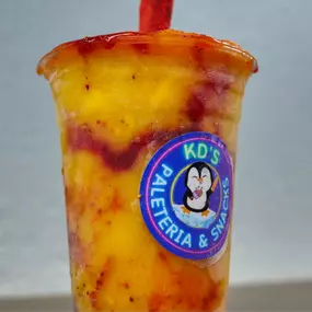 Natural mangoneada, made with fresh mango, chamoy, and chili powder.
Mangoneada natural, hecha con mango natural, chamoy y chile en polvo.