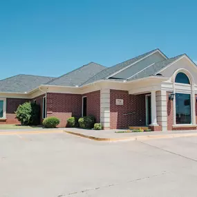 At Grand Avenue Dental Studio, we provide expert dental care for patients of all ages, from young children to seniors. Our team includes three highly skilled dentists and a dedicated staff of experienced dental professionals committed to your oral health. Using cutting-edge technology and the latest dental advancements, we’ve been keeping Chickasha families smiling for over 40 years.

Conveniently located at 720 West Grand Avenue, Chickasha, OK, we make quality dental care accessible for the who