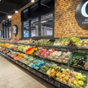 Hamburg hat Geschmack! Täglich frisches Obst und Gemüse ist ein kostbares Geschenk von Mutter Natur. Viele der bunten Früchte und Evergreens beziehen wir von Landwirten aus der Region, häufig in bester Bio-Qualität. So bleiben Ihnen Vitamine und Nährstoffe erhalten, der Geschmack ist unvergleichlich. Wenn Norddeutschlands Bauern im Frühjahr den ersten Spargel stechen, sind wir dabei. Sonnengereifte Sommerschönheiten wie Erd-, Bick-, Johannis- oder Stachelbeeren sind ein Fest für Naschkatzen. Im 