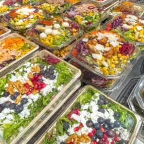 Knackige Salate und köstliche Dressings – mischen Sie sich Ihren individuellen Lieblingssalat. Ob als leichtes Mittagessen für unterwegs oder als Beilage für ein opulentes Mehr-Gänge-Menü, unsere Salatbar hat für jeden Geschmack etwas zu bieten. Freuen Sie sich auf saisonale Gaumenfreuden, vielfach in bester Bio-Qualität von regionalen Produzenten.