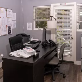 Office with warm tones to organize operations.