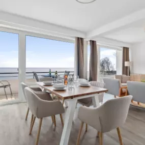 Premium Suite – Meerblick
Die Premium Suite – Meerblick bietet auf 70 qm den Inbegriff von Gemütlichkeit und Komfort. Diese exklusive Suite ist für bis zu 4 Personen geeignet und verfügt über ein luxuriöses Kingsize-Bett sowie ein komfortables Schlafsofa. Die stilvolle Einrichtung und die moderne Küche machen euren Aufenthalt in dieser Meerblick-Unterkunft unvergesslich.

Bucht noch heute euer Traumapartment und erlebt einen unvergesslichen Aufenthalt im Beachside Grömitz - direkt am Meer!