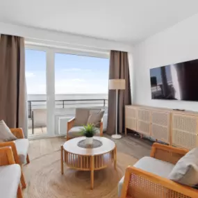 Comfort Apartment – Landseite
Das Comfort Apartment – Landseite bietet großzügige 38 qm und ist ideal für bis zu 4 Personen (max. 3 Erwachsene und 1 Kind). Ausgestattet mit einem komfortablen Kingsize-Bett und einem Etagenbett eignet sich dieses Apartment perfekt für Familien oder Gruppen, die gemeinsam reisen. Genießt unvergessliche Momente in einem stilvollen Ambiente und entspannt in einer komfortablen Umgebung.

Bucht noch heute euer Traumapartment und erlebt einen unvergesslichen Aufenthalt