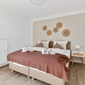Comfort XL Apartment – Landseite
Das Comfort XL Apartment – Landseite bietet Ihnen auf 38 qm viel Platz und Flexibilität. Mit Platz für bis zu 3 Personen, ist es die ideale Wahl für Familien oder Gruppen. Ausgestattet mit einem komfortablen Kingsize-Bett sowie einer gemütlichen Schlafcouch sorgt dieses Apartment für einen erholsamen Aufenthalt. Die neue Küche macht es zur perfekten Wahl für längere Aufenthalte und bietet Ihnen alle Annehmlichkeiten für ein komfortables Wohnen.

Bucht noch heute 