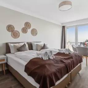 Classic Apartment – Landseite - hundefreundlich
Das Classic Apartment – Landseite bietet auf 32 qm Platz für bis zu 3 Personen und ist die perfekte Wahl für kleine Familien oder Freunde. Ausgestattet mit einem komfortablen Kingsize-Bett und einem zusätzlichen Einzelbett, sorgt dieses Apartment für einen erholsamen Aufenthalt. Die stilvolle Einrichtung und die neue Küche laden dazu ein, gemeinsam zu kochen und den Aufenthalt zu genießen.

Bucht noch heute euer Traumapartment und erlebt einen unve