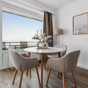 Junior Suite – Meerblick - hundefreundlich
Unsere Junior Suite – Meerblick bietet Ihnen 34 qm mit einem atemberaubenden Blick auf das Meer. Diese stilvolle Suite ist für bis zu 4 Personen (max. 3 Erwachsene und 1 Kind) geeignet und verfügt über ein luxuriöses Kingsize-Bett sowie eine gemütliche Schlafnische mit Etagenbett. Der perfekte Rückzugsort für romantische Paare oder kleine Familien, die einen erholsamen Aufenthalt in einer Meerblick-Unterkunft suchen.

Bucht noch heute euer Traumapartmen