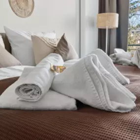 Senior Suite – Meerblick
Die Senior Suite – Meerblick beeindruckt mit 38 qm und bietet Platz für bis zu 3 Personen. Diese luxuriöse Suite verfügt über ein Kingsize-Bett und ein zusätzliches Einzelbett in einer gemütlichen Schlafnische, ideal für eine kleine Familie oder auch für Paare. Genießt die moderne Küche und den spektakulären Meerblick.

Der perfekte Rückzugsort für einen erholsamen Aufenthalt in einer Meerblick-Unterkunft mit allen Annehmlichkeiten für eine unvergessliche Zeit.

Bucht no
