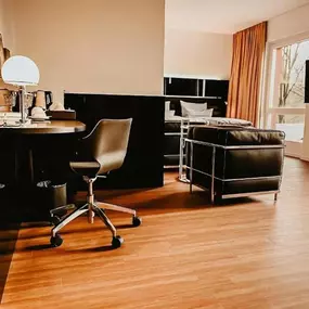 Junior suite desk