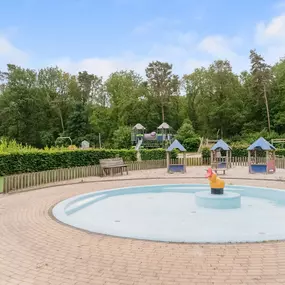 Bild von Mooi Chalet in bos met gemeenschappelijk zwembad - Belvilla by Oyo