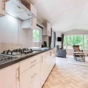 Bild von Mooi Chalet in bos met gemeenschappelijk zwembad - Belvilla by Oyo