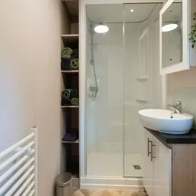 Bild von Mooi Chalet in bos met gemeenschappelijk zwembad - Belvilla by Oyo