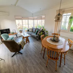 Bild von Gezellig chalet in Giethoorn met een aanlegsteiger - Belvilla by Oyo