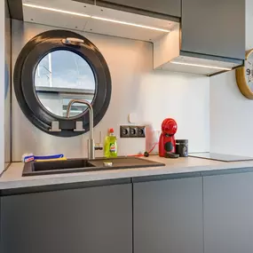 Bild von woonboot in jachthaven van Volendam met zwembad - Belvilla by Oyo
