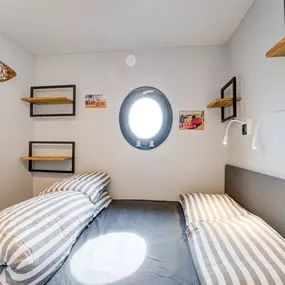 Bild von woonboot in jachthaven van Volendam met zwembad - Belvilla by Oyo
