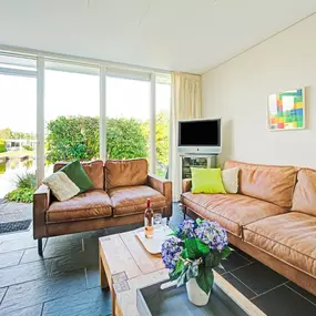 Bild von Vakantiehuis aan het water met steiger - Belvilla by Oyo