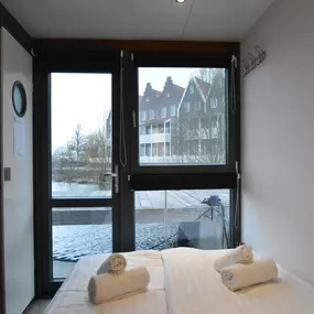 Bild von Moderne woonboot in Volendam met een gedeeld zwembad - Belvilla by Oyo