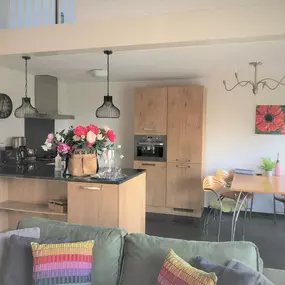Bild von Sfeervol vakantiehuis vlakbij strand met sauna, hottub en zonnebank - Belvilla by Oyo