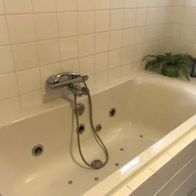 Bild von Sfeervol vakantiehuis vlakbij strand met sauna, hottub en zonnebank - Belvilla by Oyo