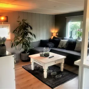 Bild von Heerlijk Houten Chalet in het Twentse met tuin - Belvilla by Oyo