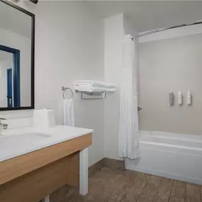 Guest room bath