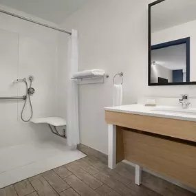 Guest room bath