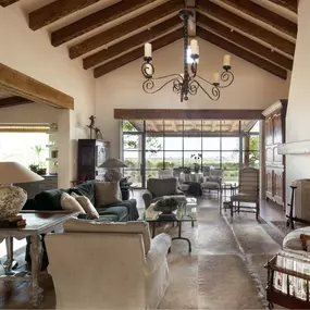Elevate your home’s living room and entry way with a leading interior designer in Austin.