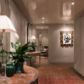 Designing high rise entryway in Chicago with a leading interior designer
