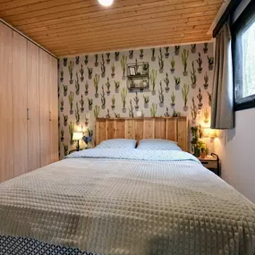 Bild von Sfeervolle chalet op de Veluwe met veranda en omheinde tuin - Belvilla by Oyo