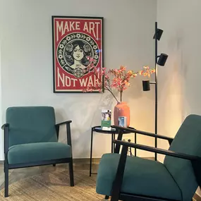 Wartebereich der Agentur mit Sesseln - DEVK Versicherung Susanne Gerards in Pulheim