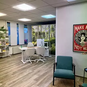 Beratung in entspannter Atmosphäre in der DEVK Versicherungsagentur Susanne Gerards in Pulheim