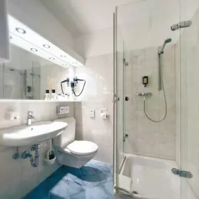 Guest room bath