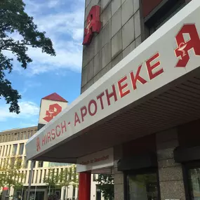 Aussenansicht der Hirsch-Apotheke am Hauptbahnhof