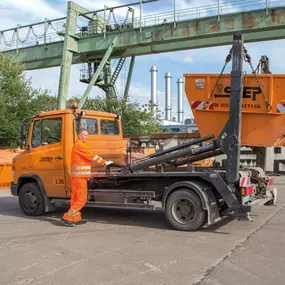 3 m³ ASK-Mulde beim entladen