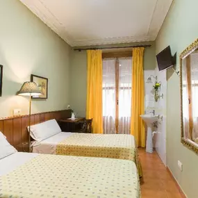 hostal-la-vera-habitacion-caa401f.jpg