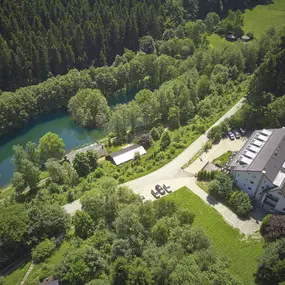 Luftbild vom Waldhaus am See.