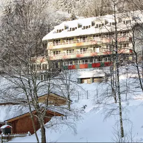 Außenansicht des Waldhaus am See im Winter.