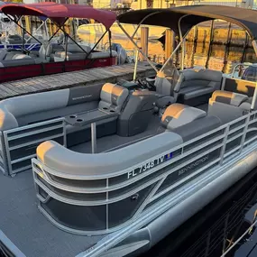 The Bennington 20 SVSR combines comfort, simplicity, and performance in a sleek 20-foot pontoon design. With its rear “Swingback” seating, flexible layout, and smooth ride, this model is ideal for families and small groups looking to enjoy effortless days on the water.