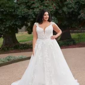La Belle Mariee Bridal
14 Summit Square Shopping Center
Langhorne, PA 19047
(215) 860-6400