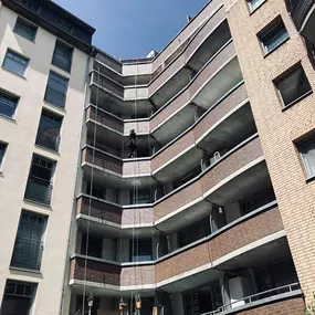 Taubenschutznetzmontage- Wohnsiedlung Waidmannstraße | Meister im Seil GmbH - Industriekletterer Hamburg