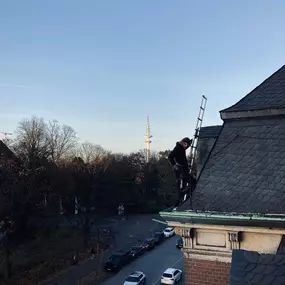 Dachreparatur - Hartwig Hesse Stiftung | Meister im Seil GmbH - Industriekletterer Hamburg