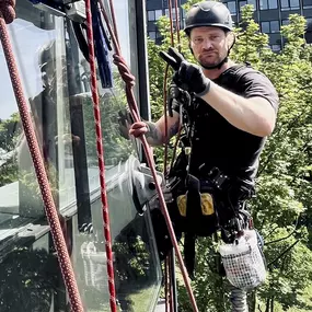 Glasscheibenmontage- Bürogebäude - Meister im Seil GmbH - Industriekletterer Hamburg