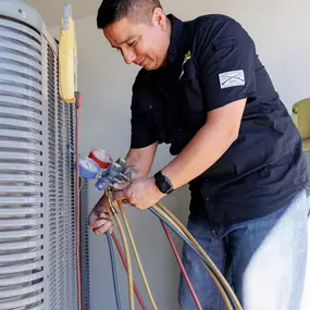 5 Star HVAC Technician Fixing Unit