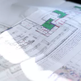 Detailaufnahme eines Bauplans mit Markierungen und farblich hervorgehobenen Bereichen für ein Innenausbau-Projekt von Projekt Kraft.