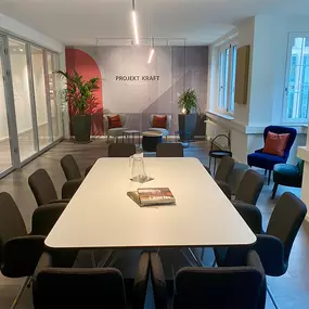 Moderner Besprechungsraum im Freiburger Büro von Projekt Kraft.