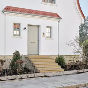 Der modernisierte Eingangsbereich verbindet klassische Proportionen mit einer frischen Farbgebung und handwerklich präziser Ausführung. Historischer Charme trifft auf zeitgemäße Eleganz.