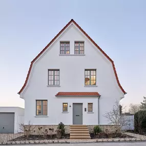 Behutsam modernisierte Stadtvilla mit klassischer Dachform, fein proportionierter Fassade und liebevollen Details. Die gelungene Kombination aus traditioneller Architektur und zeitgemäßer Gestaltung verleiht dem Gebäude neuen Glanz bei bewahrtem Charakter.