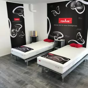 Austellung -  Aeschbacher Innenausstattungen - Bodenbelägen - Bettwaren, Vorhänge, Lederwaren, Geburtsanzeigetafeln und Kinderartikel - in Biberist bei Solothurn