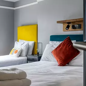 Bild von Bob W London Earl's Court Warwick Road